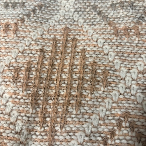 Cute V neck diamond pattern sweater with fringe on sleeves. Muted colors - Picture 4 of 12